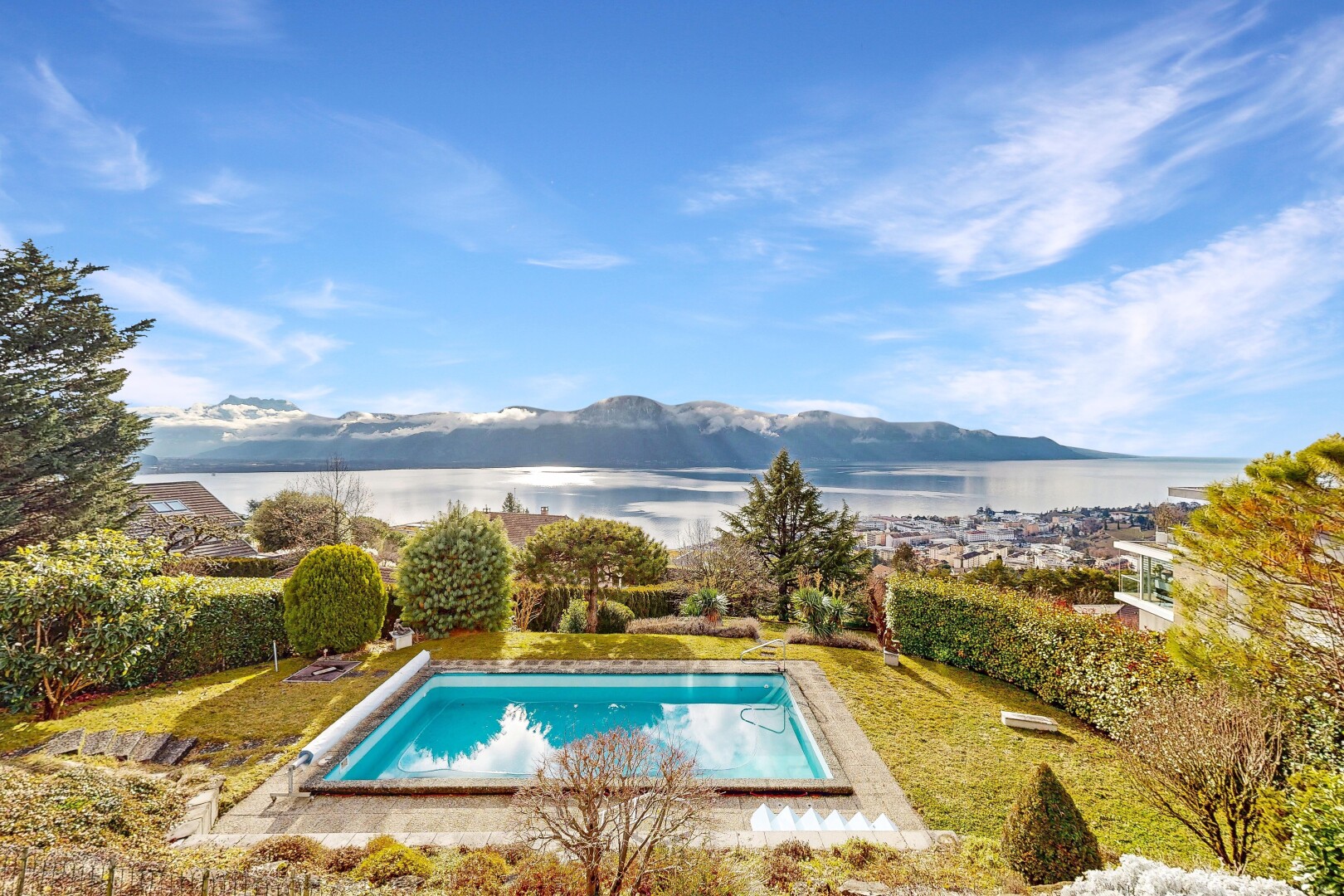 piscine avec day time, terrasse, mountain view, vue sur la montagne, et piscine