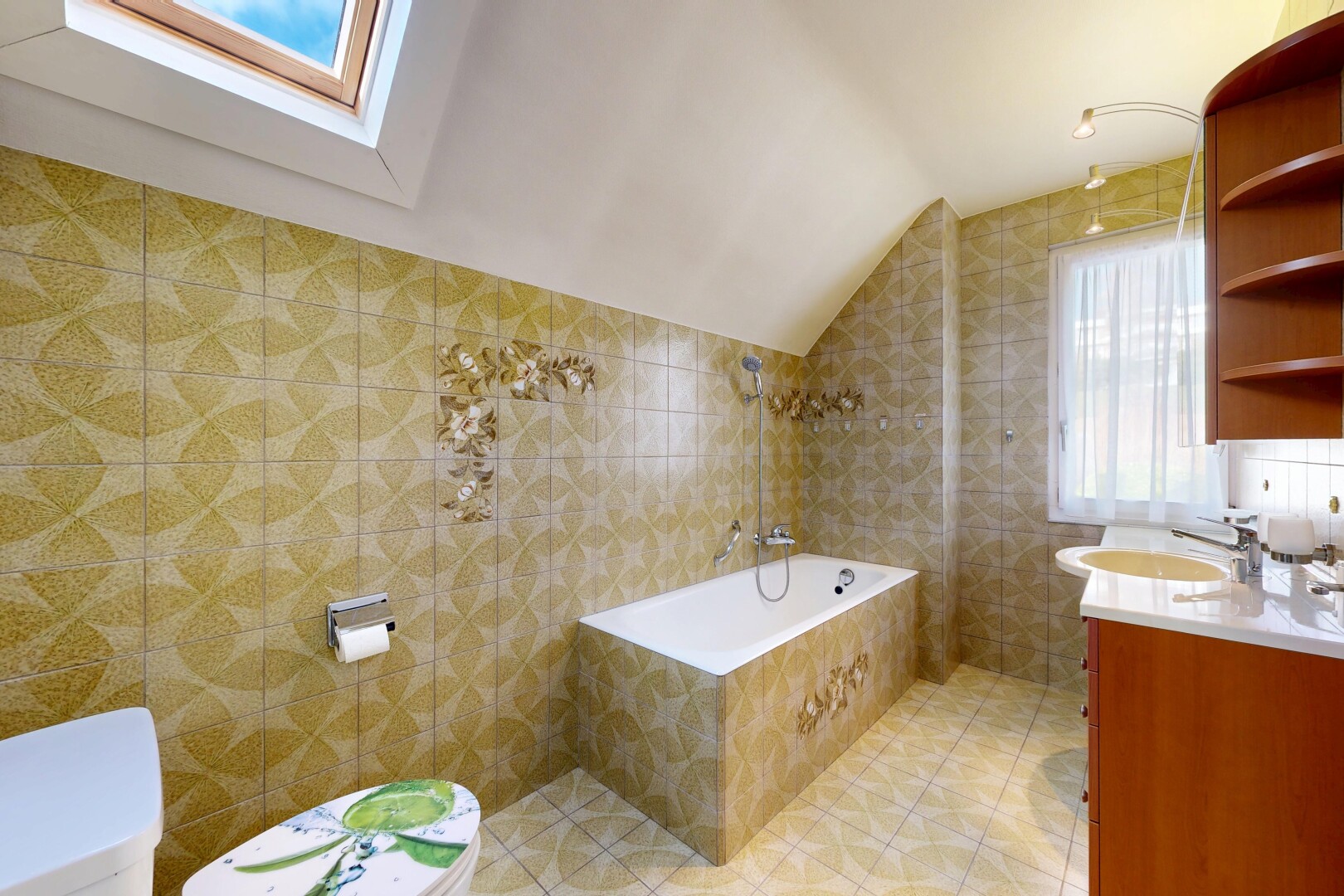 salle de bains avec natural light, lumière naturelle, vaulted ceiling, plafond voûté, et tile wall