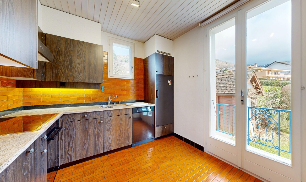 cuisine avec wood ceiling, plafond en bois, light countertops, inside property, et lave-vaisselle
