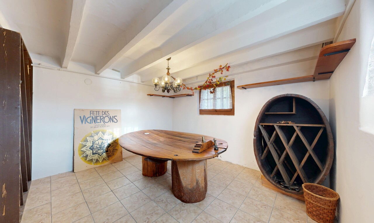 salle à manger avec drywall, cloison sèche, inside community, beamed ceiling, et plafond à poutres