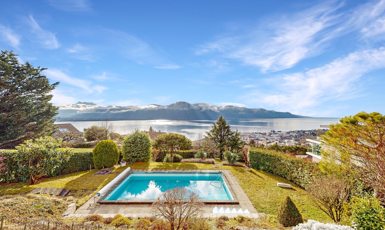 piscine avec day time, terrasse, mountain view, vue sur la montagne, et piscine
