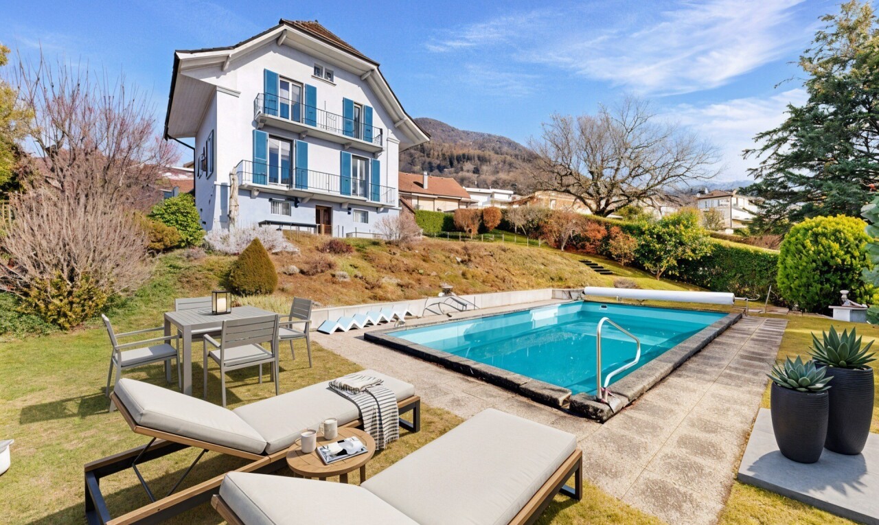 piscine avec piscine, day time, terrasse, rampe, et pelouse