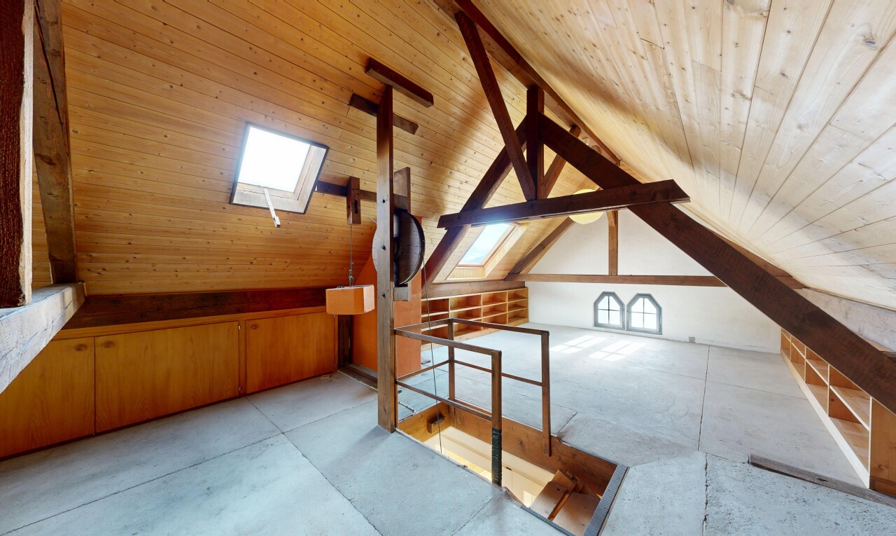 escaliers avec puits de lumière, wood ceiling, plafond en bois, inside property, et cathedral ceiling