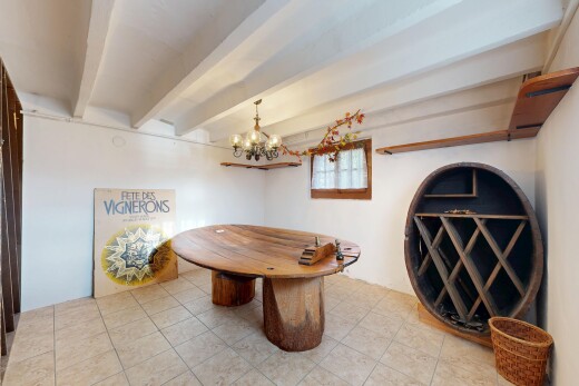 salle à manger avec drywall, cloison sèche, inside community, beamed ceiling, et plafond à poutres