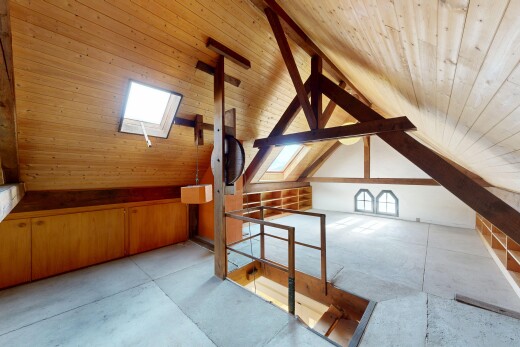 escaliers avec puits de lumière, wood ceiling, plafond en bois, inside property, et cathedral ceiling