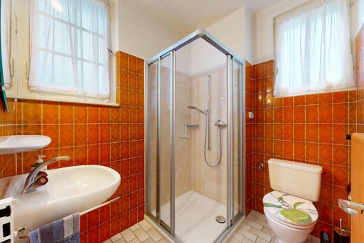 salle de bains avec mur en carrelage, tile wall, salle de bain complète, douche, et toilette