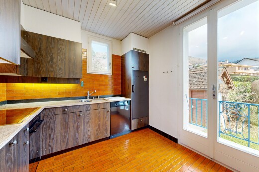 cuisine avec wood ceiling, plafond en bois, light countertops, inside property, et lave-vaisselle