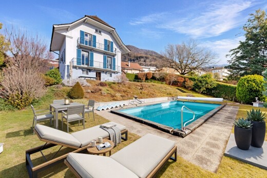 piscine avec piscine, day time, terrasse, rampe, et pelouse