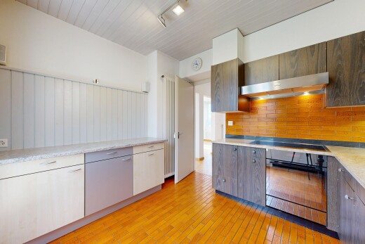 cuisine avec four, light countertops, sol en finition bois, wood finish floor, et light floor
