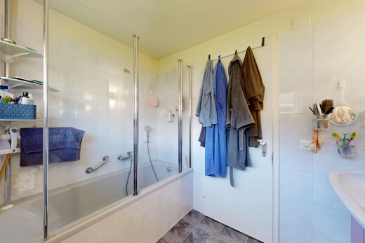 bad mit komplettes badezimmer, inside property, waschbecken, fliesenwand, und tile wall