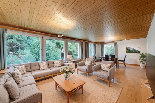 wohn- / esszimmer mit parquet floor, inside property, fernseher, gipskartonwand, und drywall