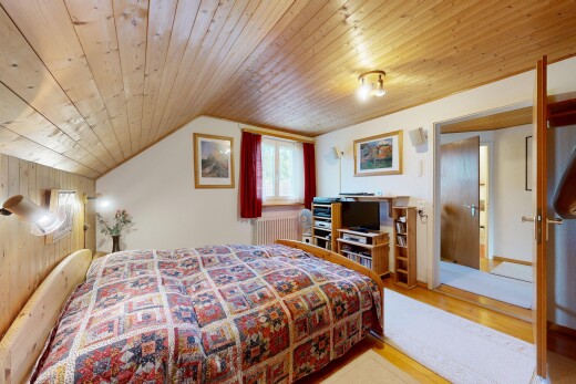 zimmer / schlafzimmer mit wood finish floor, holzfußboden, inside property, fernseher, und kühler