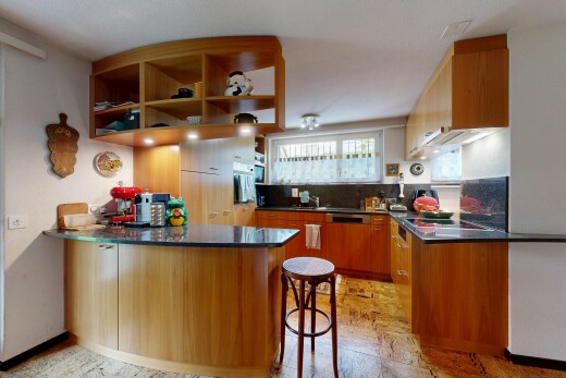 küche mit küchentheke, mittelbraune schränke, natürliches licht, natural light, und gipskartonwand