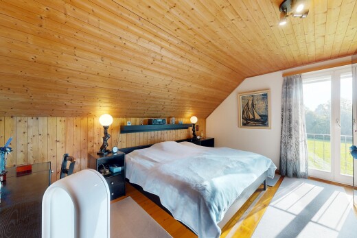 zimmer / schlafzimmer mit low ceiling, niedrige decke, natural light, natürliches licht, und inside property