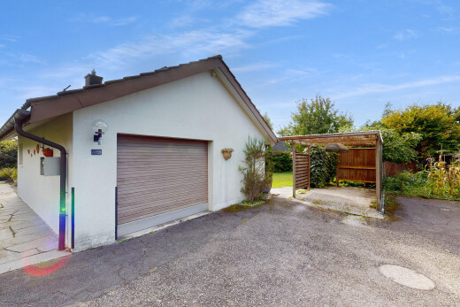 außenansicht mit garage, property visible, day time, und stuckverkleidung