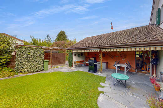 außenansicht mit rasen, day time, zaun, terrasse, und ziegeldach