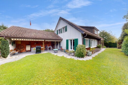 außenansicht mit property visible, terrasse, rasen, day time, und vertikale verkleidung