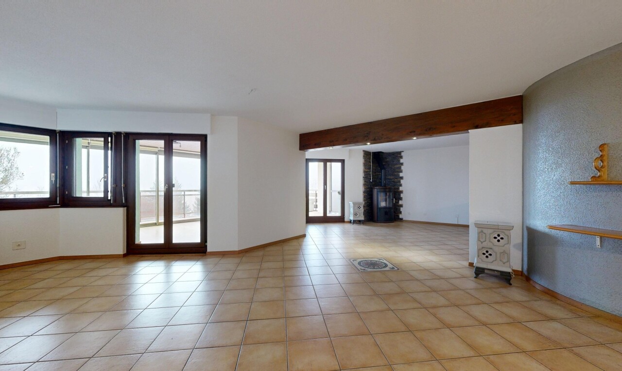 pièce vide avec inside property, natural light, lumière naturelle, baseboards wall, et plinthes murales