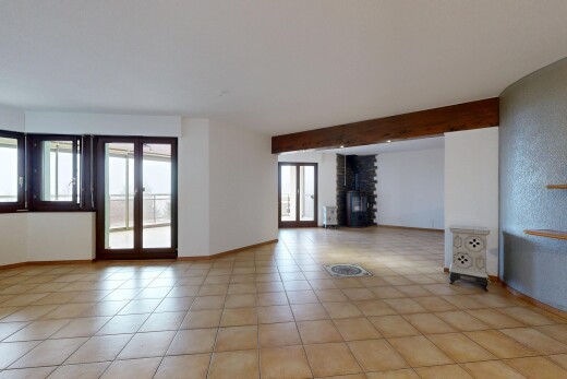 pièce vide avec inside property, natural light, lumière naturelle, baseboards wall, et plinthes murales