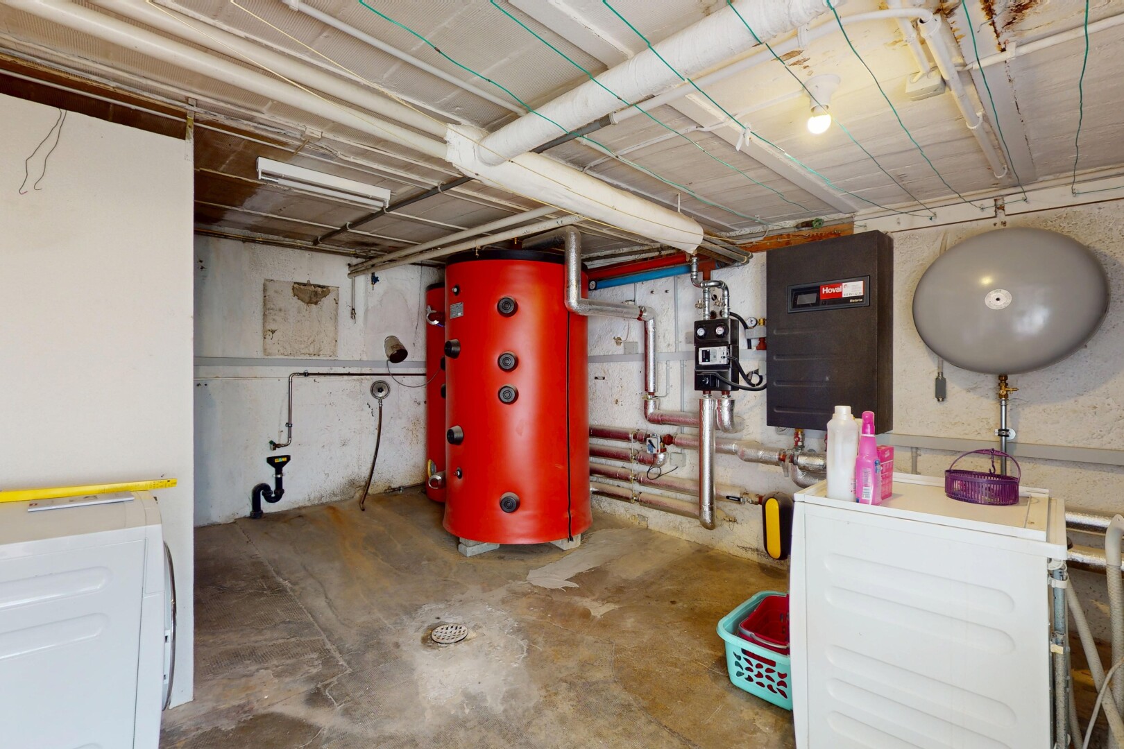 parking avec inside property, lave-linge et sèche-linge, et chauffe-eau
