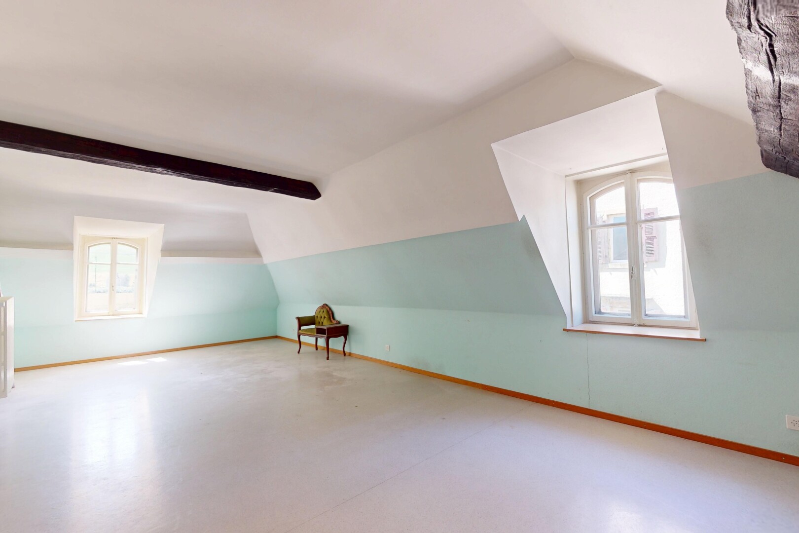 pièce vide avec pièce supplémentaire, plafond voûté, vaulted ceiling, lumière naturelle, et natural light