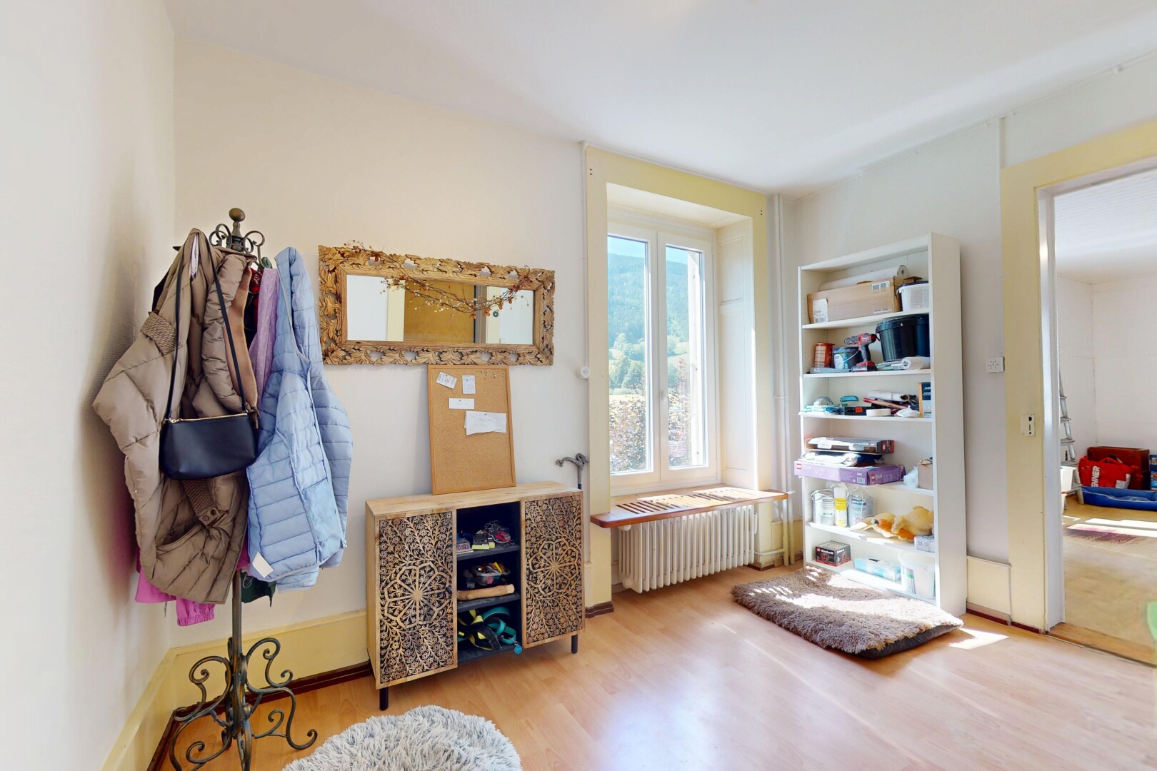 salon avec inside property, radiateur, natural light, lumière naturelle, et wood finish floor