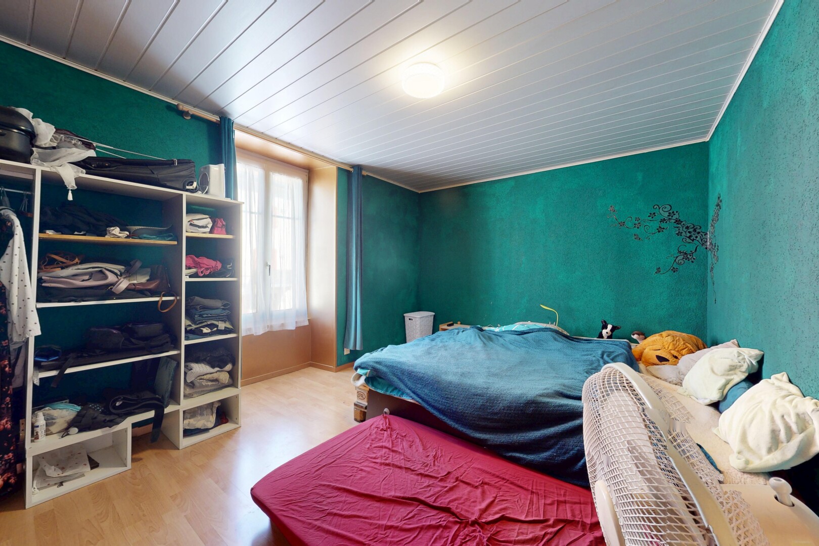 chambre avec natural light, lumière naturelle, inside property, wood finish floor, et sol en finition bois