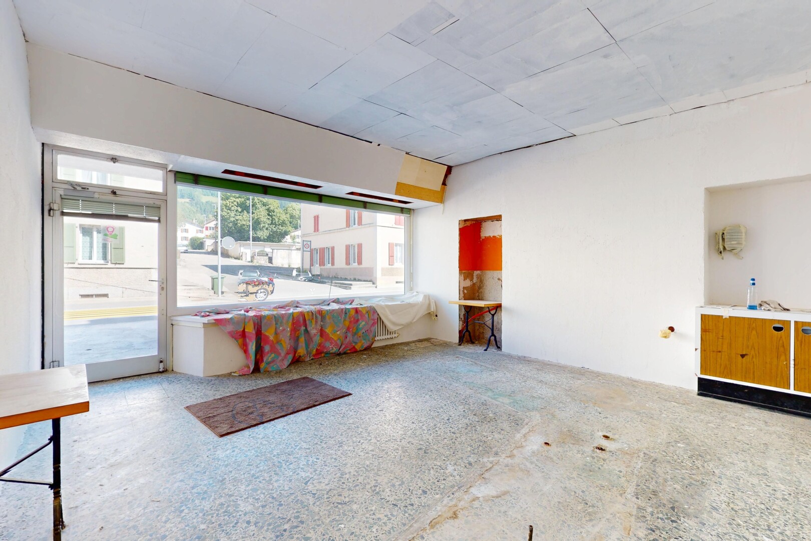 salon avec natural light, lumière naturelle, inside property, drywall, et cloison sèche