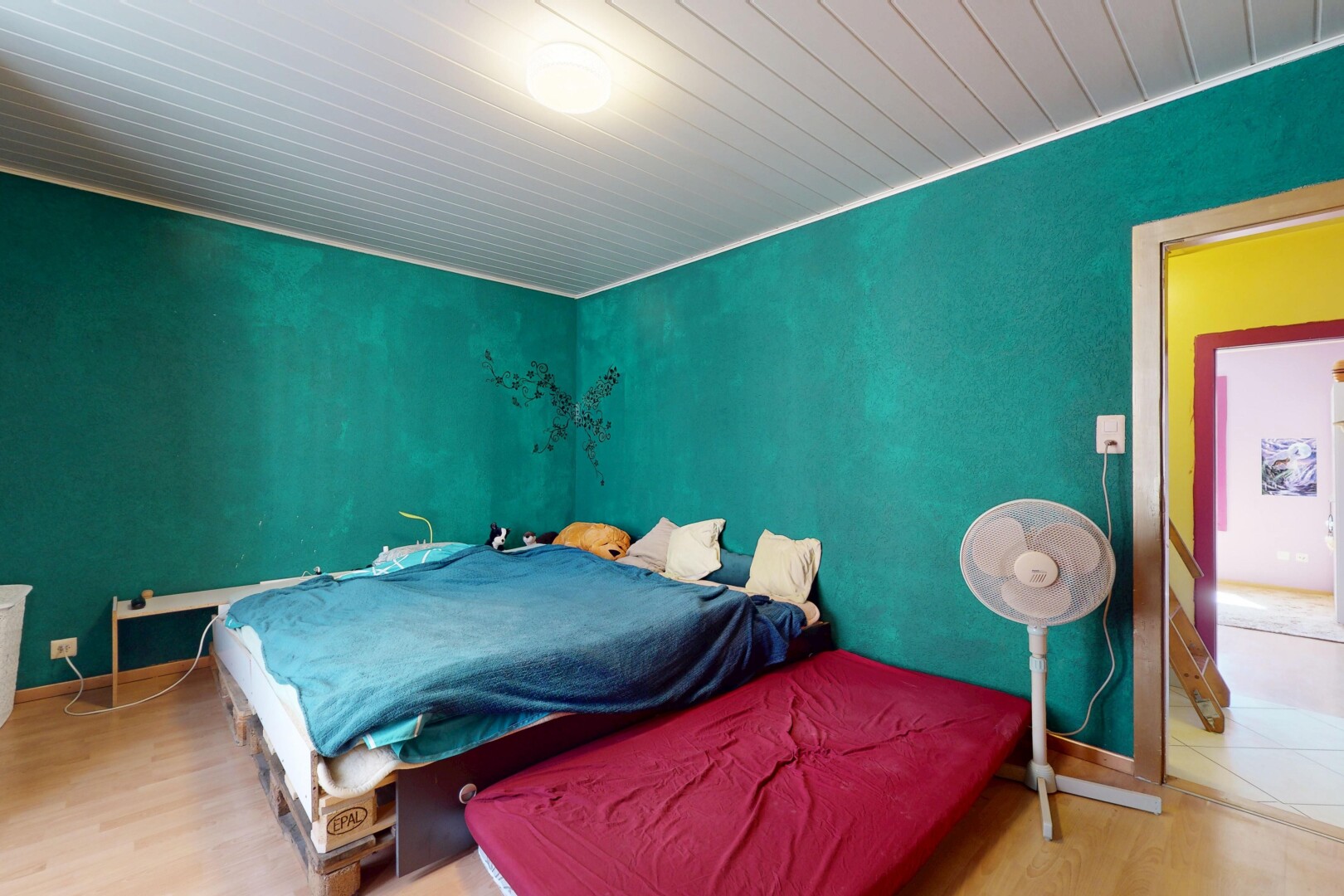 chambre avec inside property, sol en finition bois, wood finish floor, plinthes murales, et baseboards wall