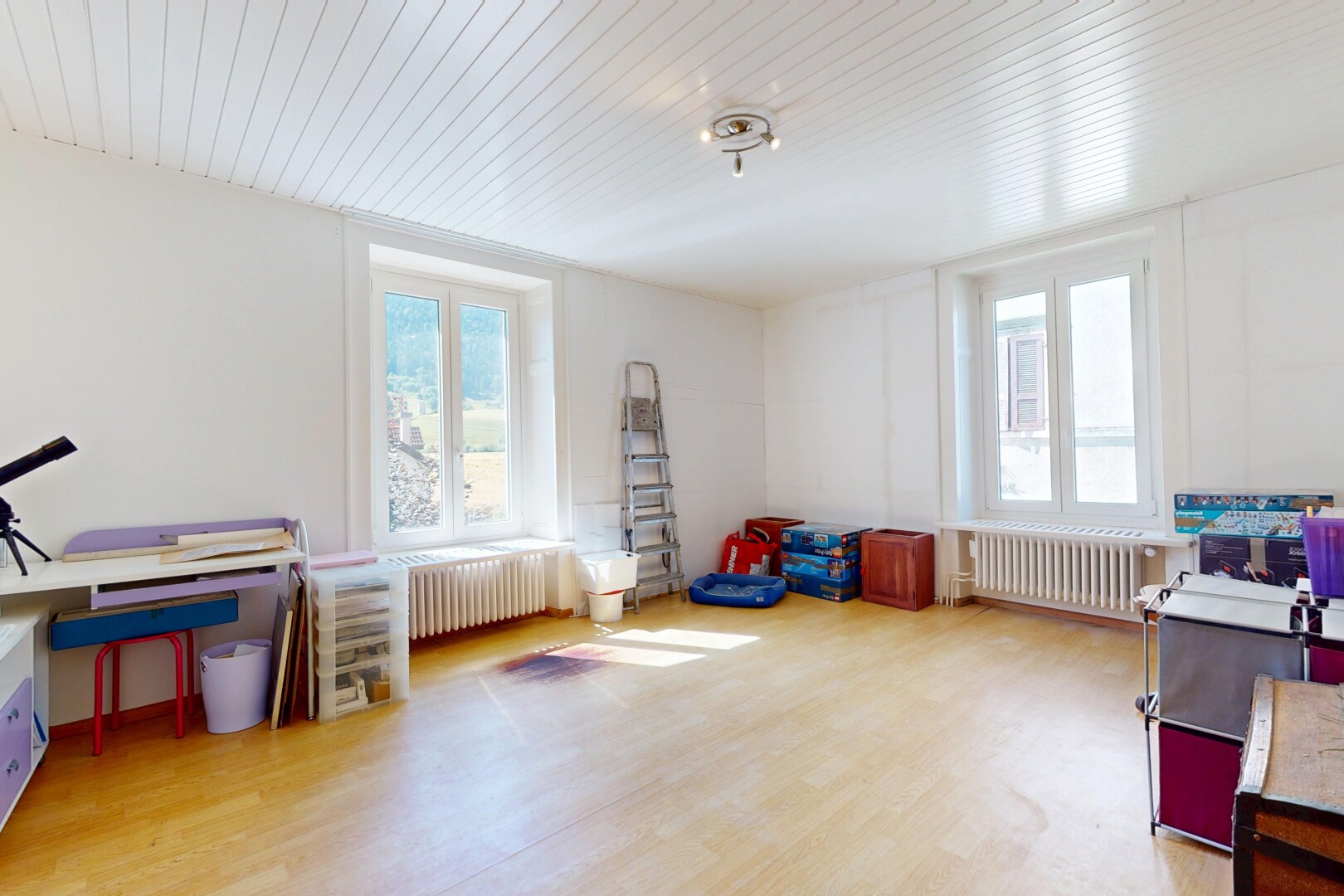 bureau avec natural light, lumière naturelle, wood finish floor, sol en finition bois, et inside property