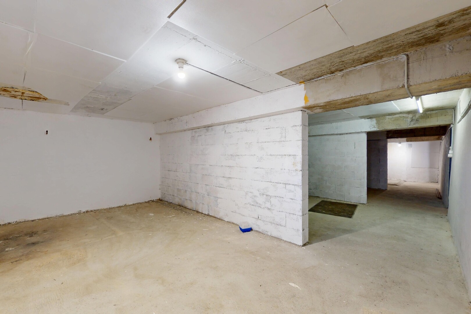 pièce vide avec sous-sol, sol en béton, concrete floor, inside property, et unfinished concrete floor