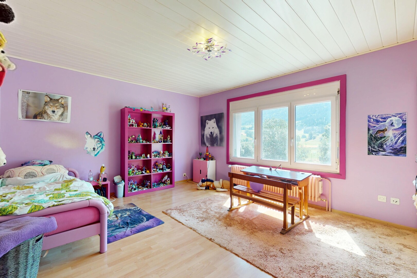 chambre avec natural light, lumière naturelle, inside property, drywall, et cloison sèche