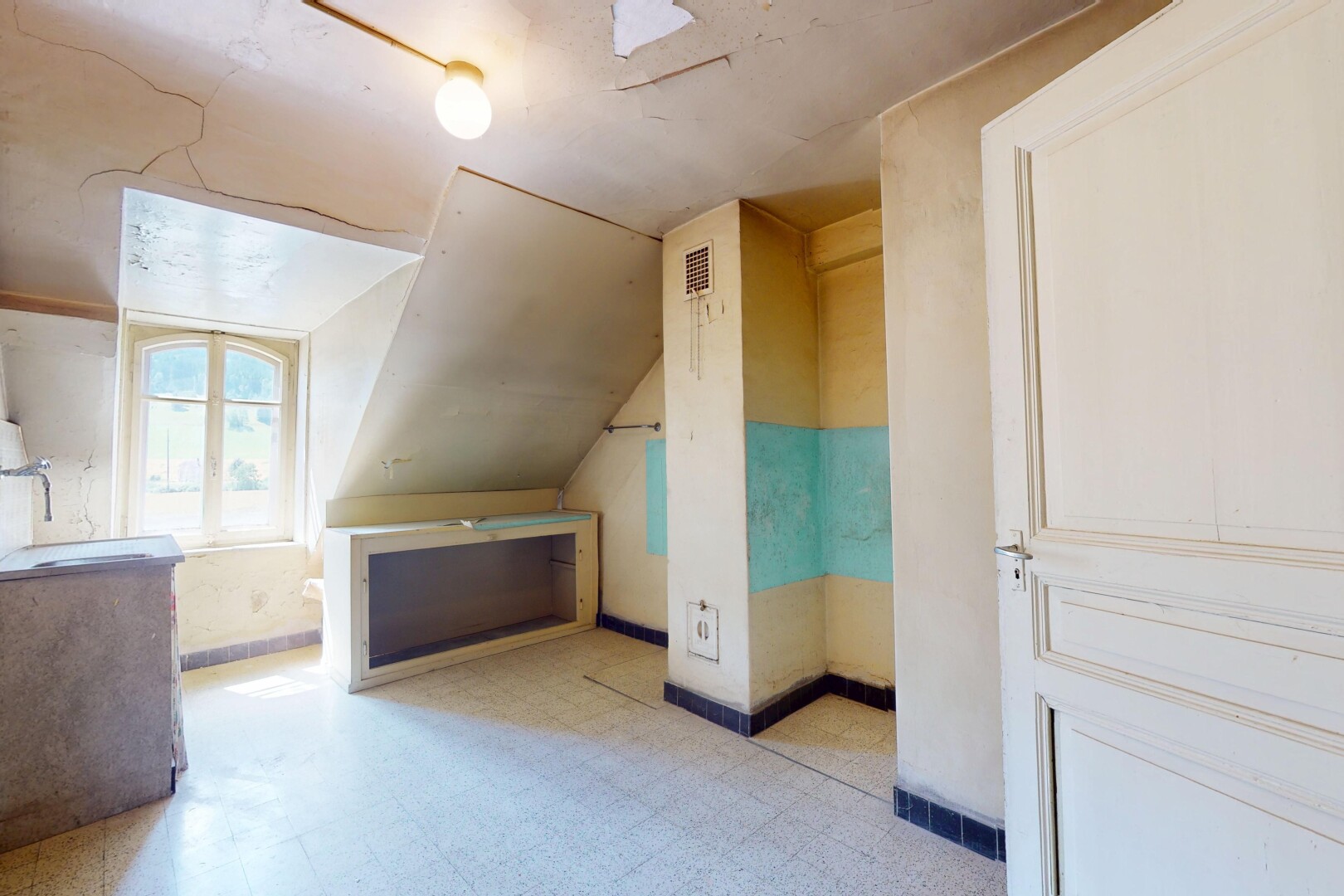 pièce vide avec pièce supplémentaire, lumière naturelle, natural light, plafond bas, et low ceiling