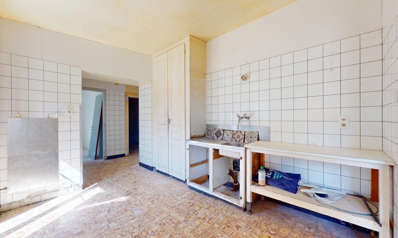 cuisine avec tile wall, mur en carrelage, et inside property