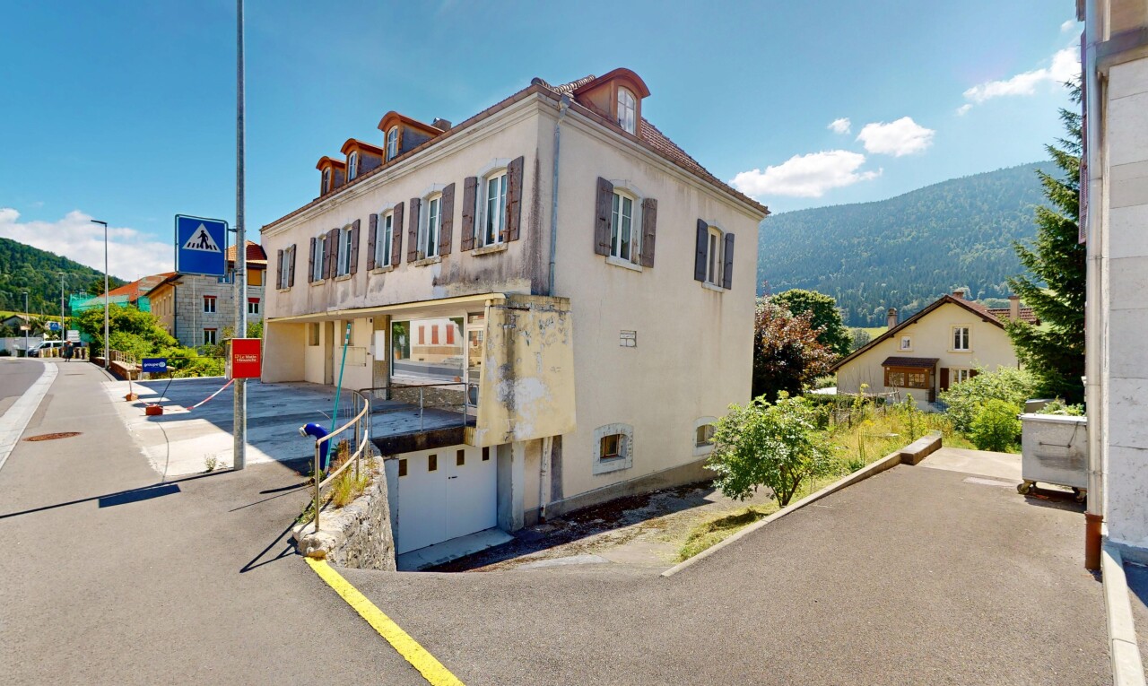 façade avec day time, mountain view, vue sur la montagne, bardage en stuc, et garage intégré