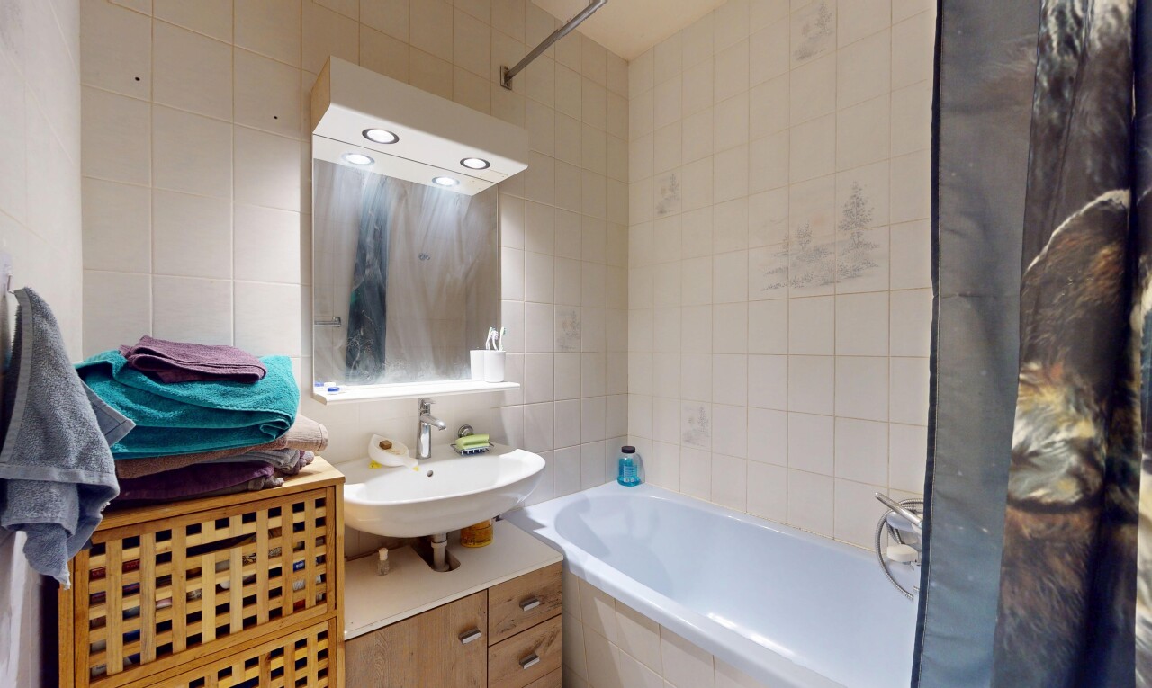 salle de bains avec tile wall, mur en carrelage, salle de bain complète, bain, et inside property