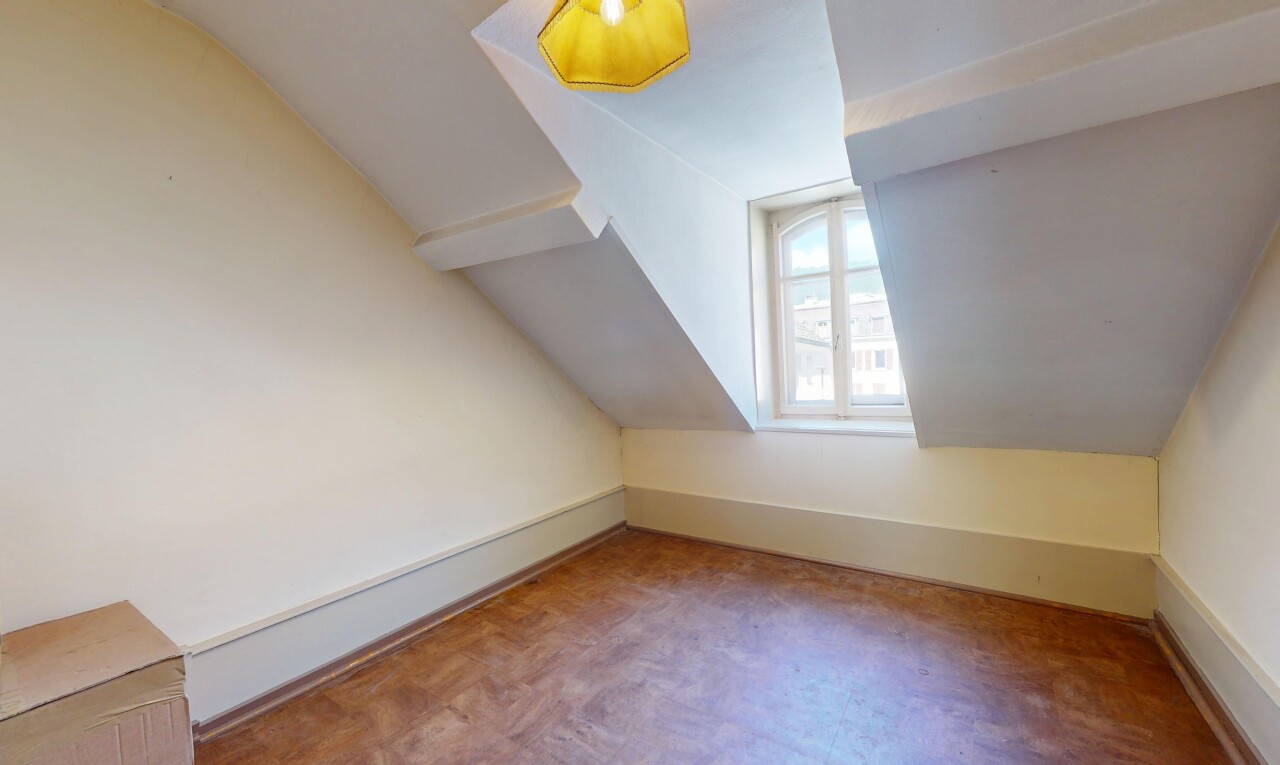 pièce vide avec inside property, natural light, lumière naturelle, drywall, et cloison sèche