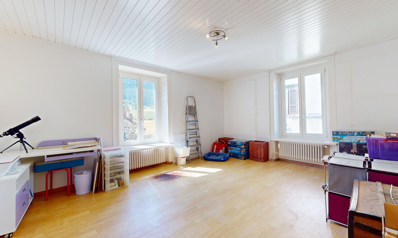 bureau avec natural light, lumière naturelle, wood finish floor, sol en finition bois, et inside property