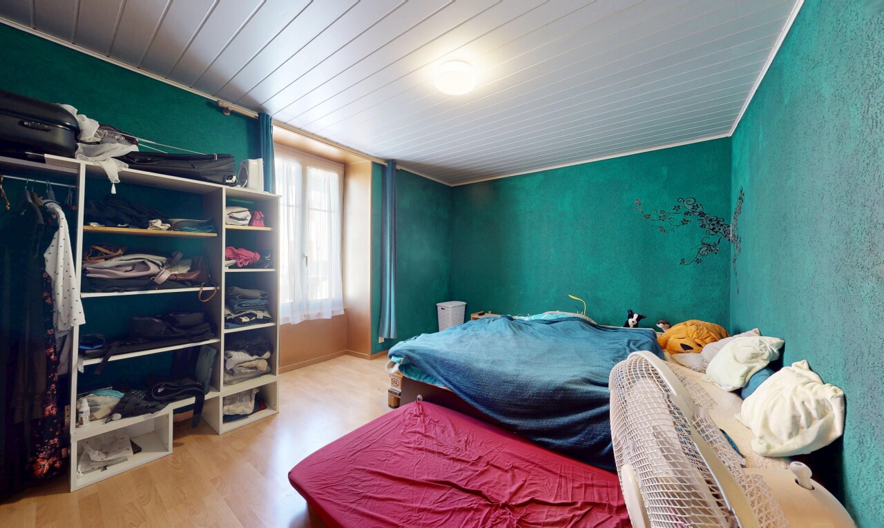 chambre avec natural light, lumière naturelle, inside property, wood finish floor, et sol en finition bois