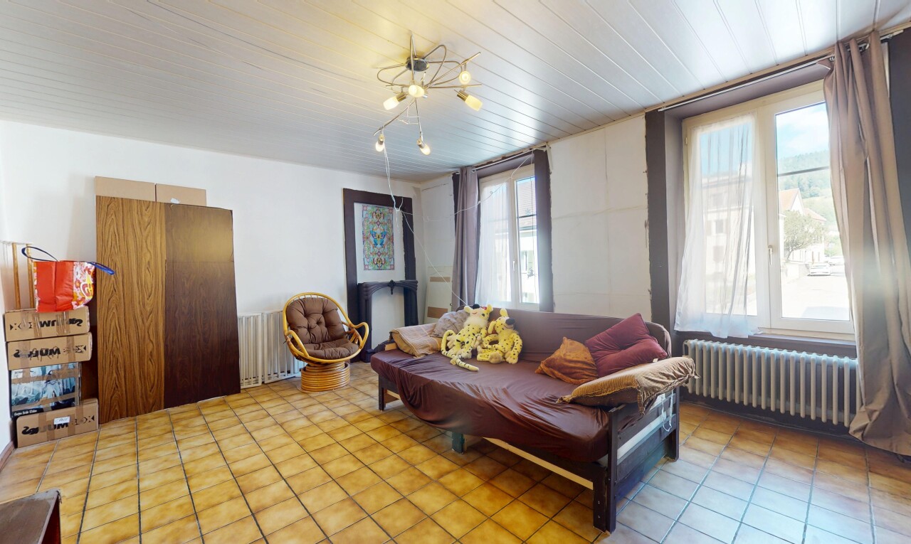 salon avec radiateur, inside property, natural light, lumière naturelle, et tile floor