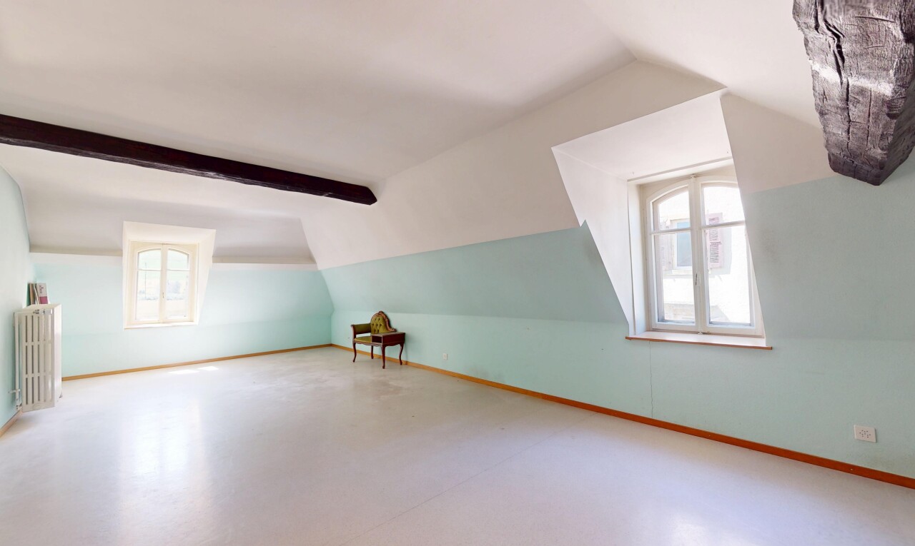 pièce vide avec pièce supplémentaire, plafond voûté, vaulted ceiling, lumière naturelle, et natural light