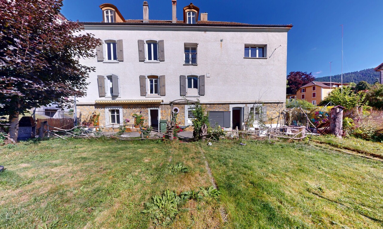 façade avec property visible, pelouse, cheminée, bardage en stuc, et bardage en brique