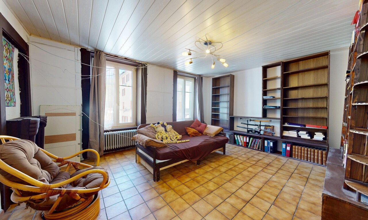 salon avec radiateur, inside property, lumière naturelle, natural light, et sol en carrelage