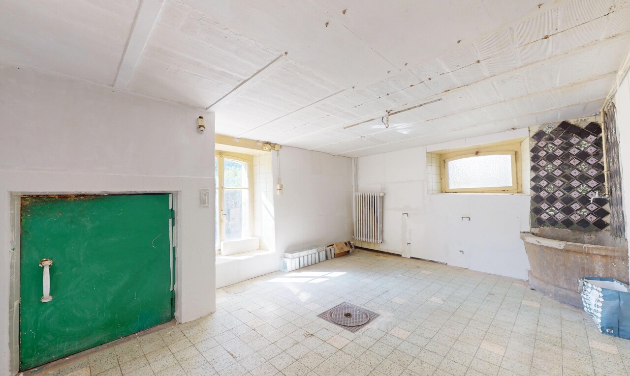 pièce vide avec inside property, radiateur, lumière naturelle, natural light, et cloison sèche