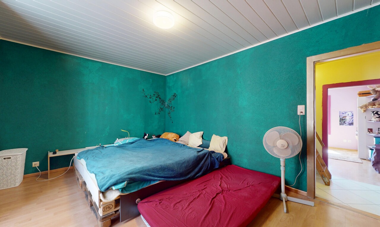 chambre avec inside property, sol en finition bois, wood finish floor, plinthes murales, et baseboards wall