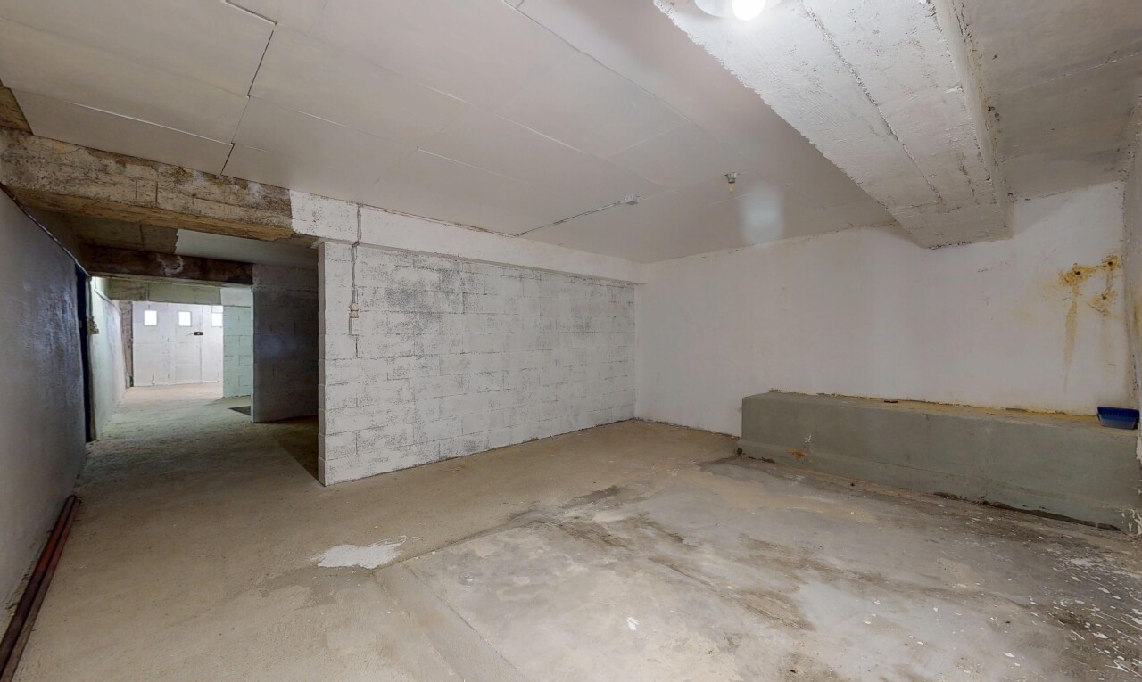 pièce vide avec sous-sol et inside property