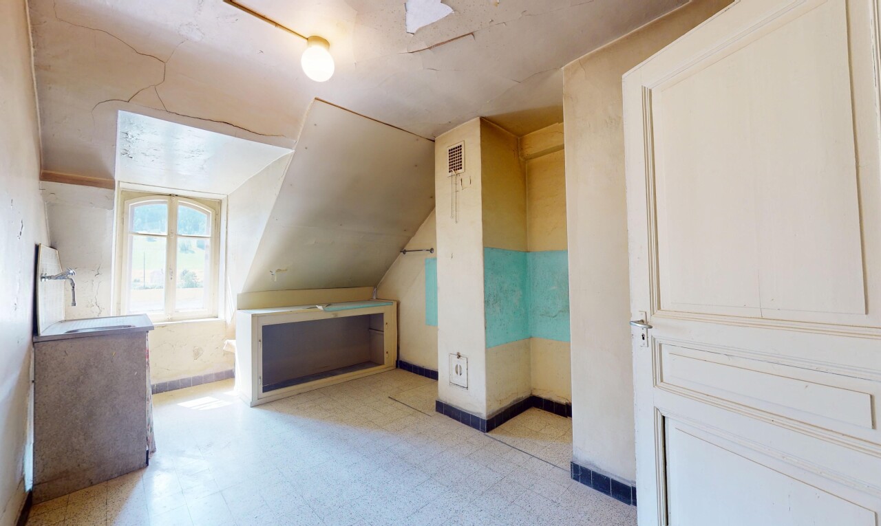 pièce vide avec pièce supplémentaire, lumière naturelle, natural light, plafond bas, et low ceiling