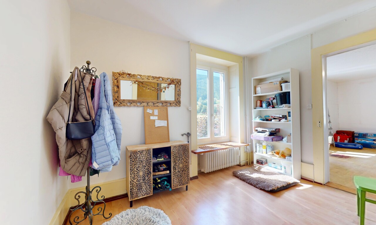 salon avec inside property, radiateur, natural light, lumière naturelle, et wood finish floor