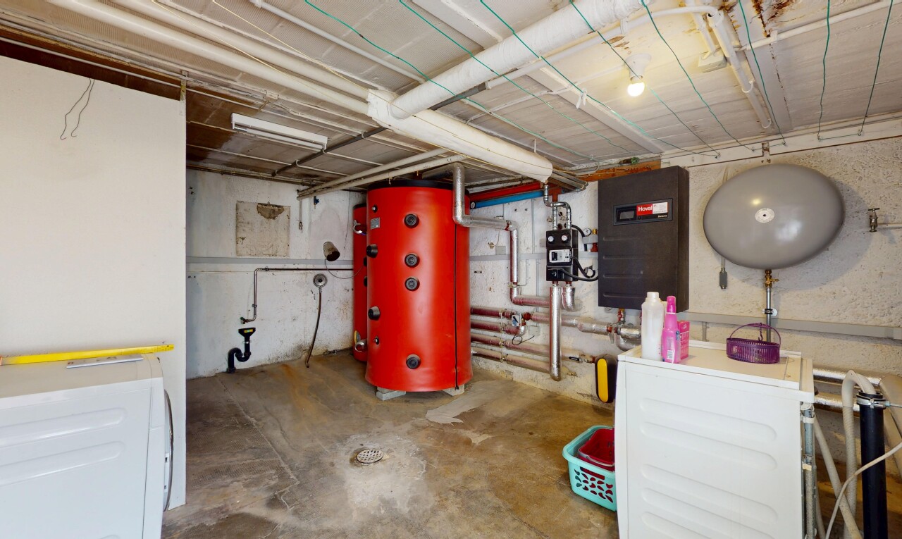 parking avec inside property, lave-linge et sèche-linge, et chauffe-eau
