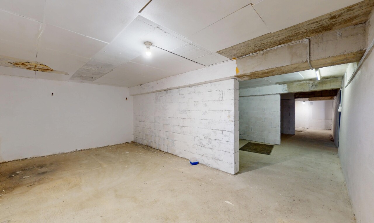 pièce vide avec sous-sol, sol en béton, concrete floor, inside property, et unfinished concrete floor